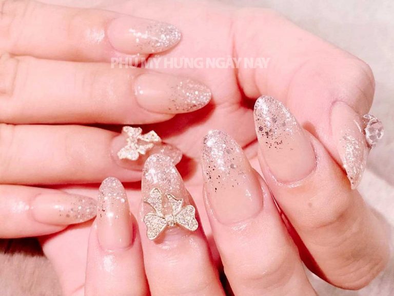 Beauty services in Phu My Hung: Gemstone Nails